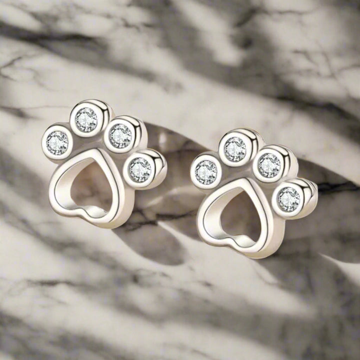 Orecchini a perno a forma di zampa in argento con zirconia