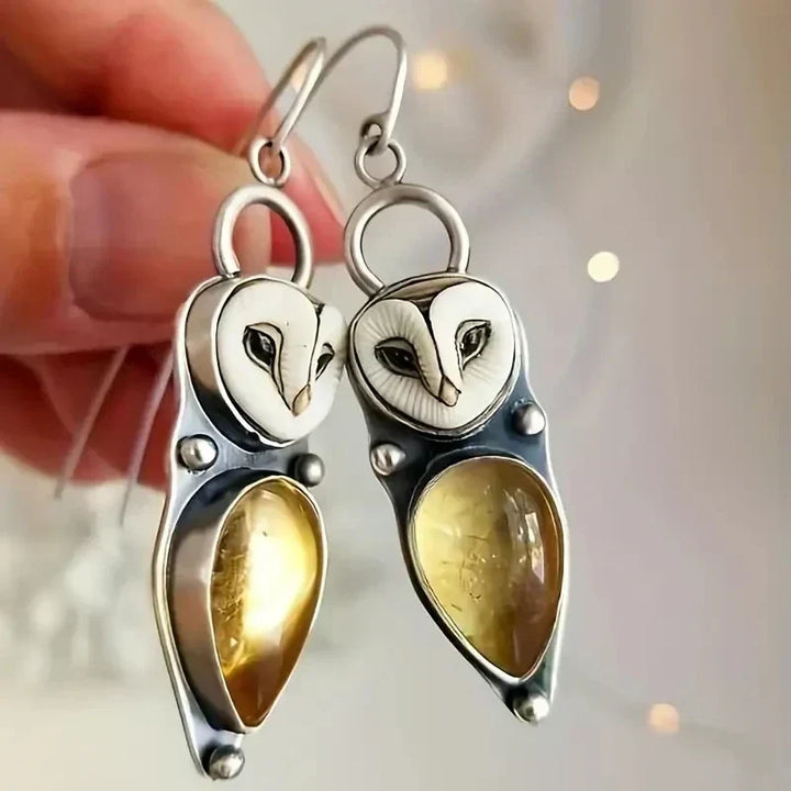 Orecchini a forma di gufo con pietra pendente color champagne