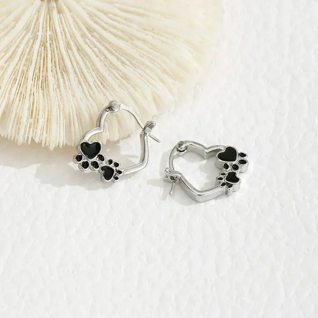Orecchini a cerchio a forma di cuore e zampa – Motivo animale in argento con design in smalto nero