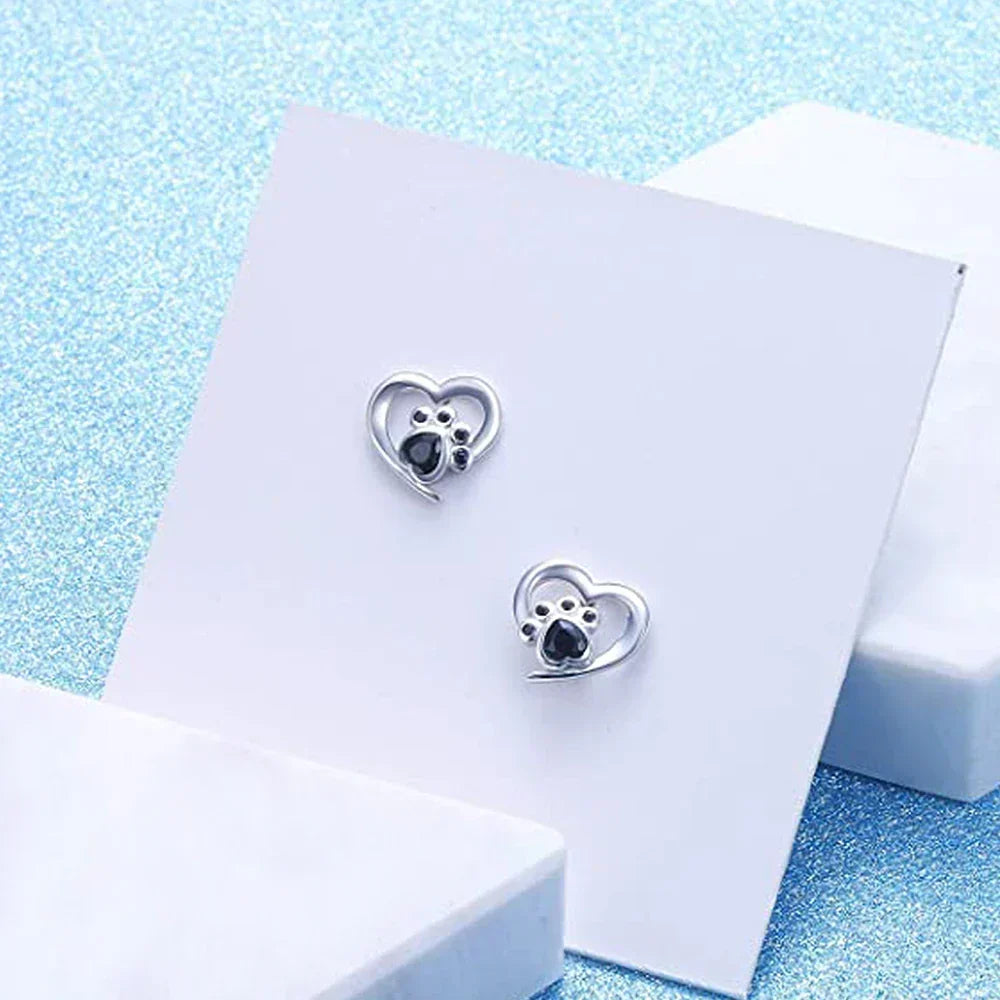 Orecchini a Bottone a Forma di Cuore e Zampa – Color Argento con Cristallo Nero