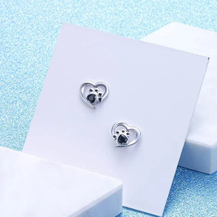 Orecchini a Bottone a Forma di Cuore e Zampa – Color Argento con Cristallo Nero