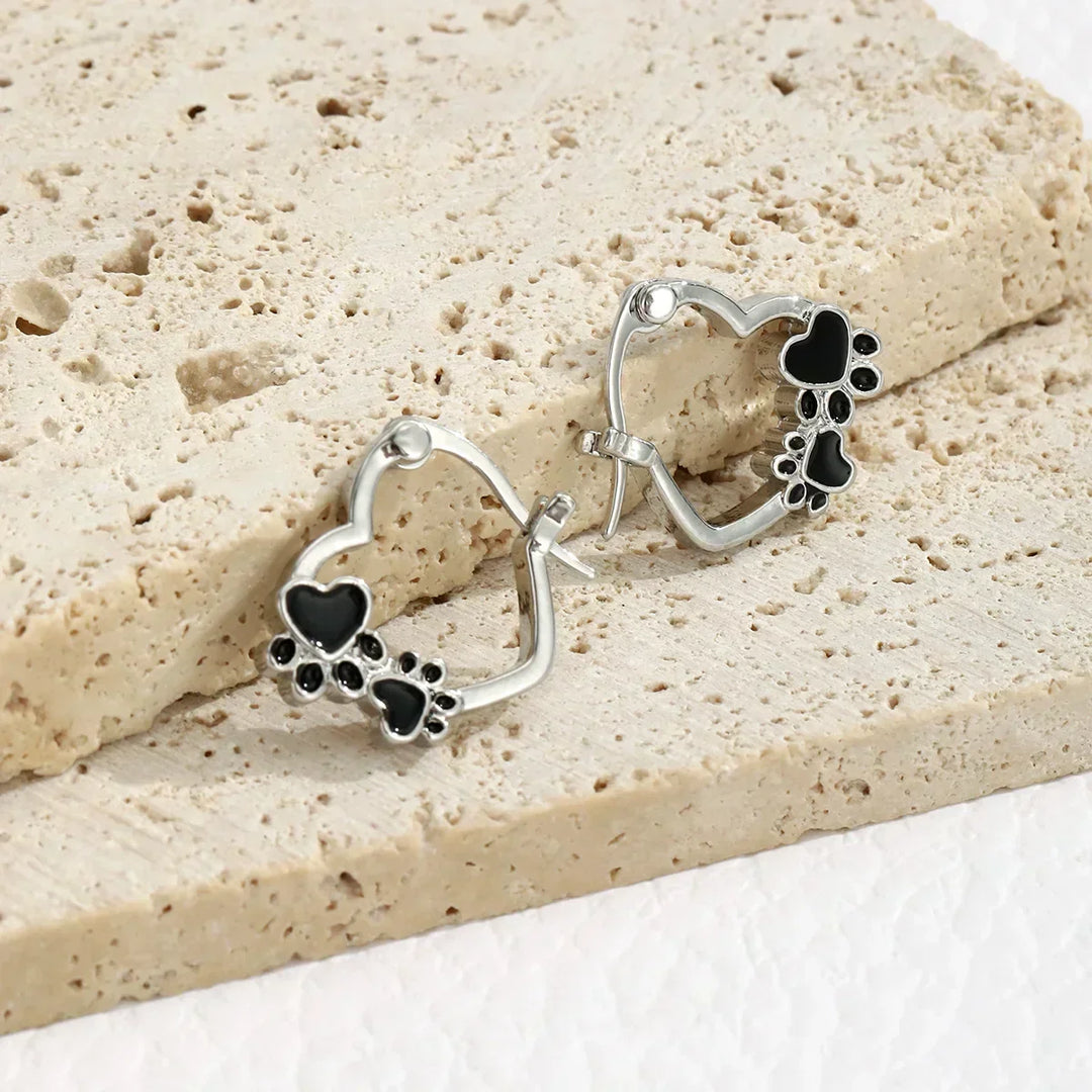 Orecchini a cerchio a forma di cuore e zampa – Motivo animale in argento con design in smalto nero