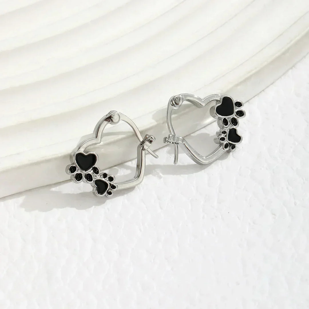 Orecchini a cerchio a forma di cuore e zampa – Motivo animale in argento con design in smalto nero