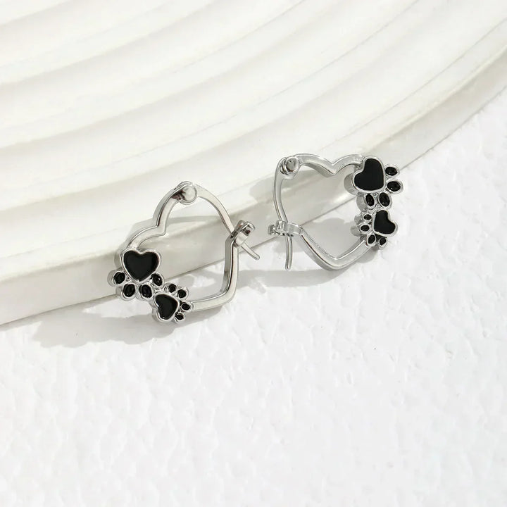 Orecchini a cerchio a forma di cuore e zampa – Motivo animale in argento con design in smalto nero