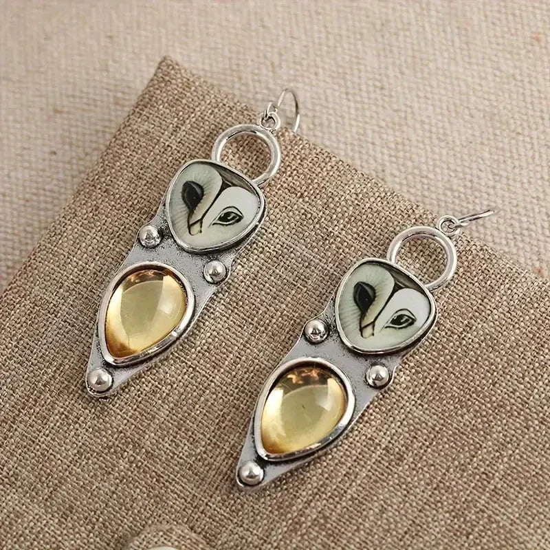 Orecchini a forma di gufo con pietra pendente color champagne